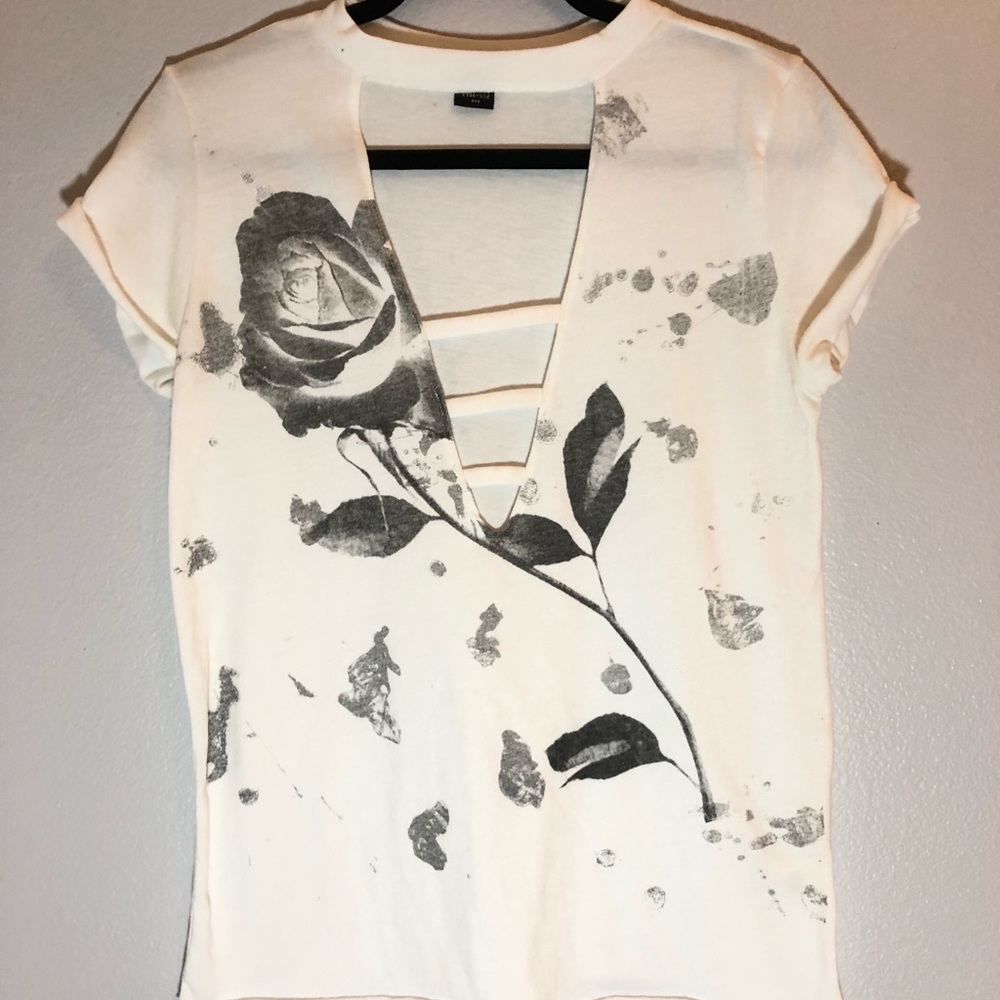 ROSE PRINT PLUNGE GRAPHIC PRINT CUTOUT TEE